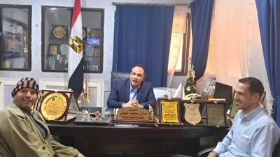 وكيل الشباب والرياضة بالفيوم يستقبل مواطنًا ويستمع لمطالبه