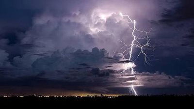 أمطار رعدية وسيول تهدد الطرق والمحافظات