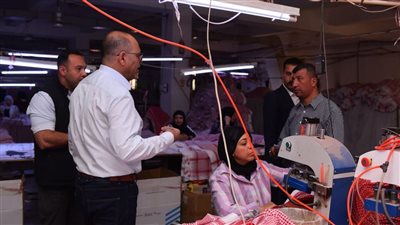 محاضر بالجملة وضبط مئات المخالفين.. وزير العمل يواصل التفتيش على مصانع السويس