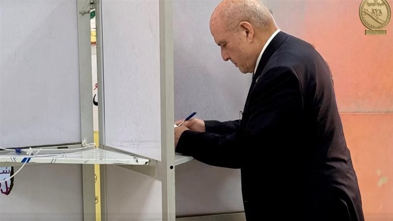 رئيس النيابة الإدارية يدلي بصوته في انتخابات مجلس النواب