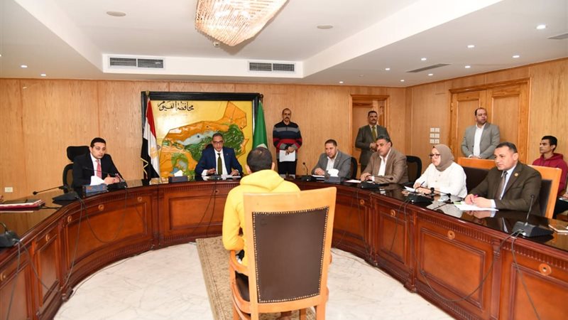 محافظ الفيوم أثناء لقاء خدمة المواطنيين