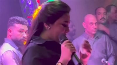 رحمة محسن تنهار باكية على المسرح.. والجمهور: وجع السنين ظهر في صوتها