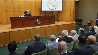 كامل الوزير يجتمع بممثلي 23 شركة لتصنيع الاتوبيسات ويناقش توطين السيارات بمصر