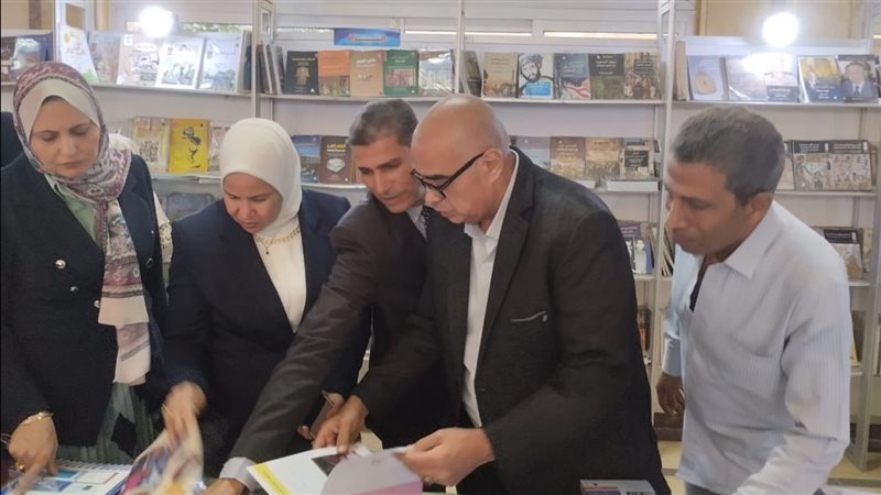 افتتاح معرض الكتاب بكلية الدراسات الإسلامية