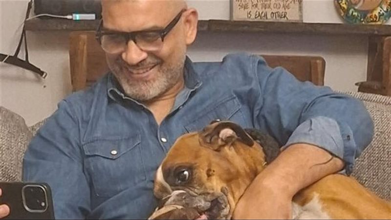 هاني عادل وكلبه