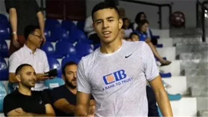 مصطفى السرتي لاعب الاسكواش