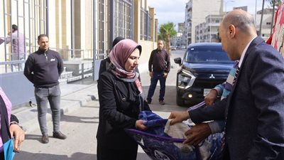 نائب محافظ دمياط تتسلم 600 بطانية لتوزيعها علي الأسر الأولي بالرعاية