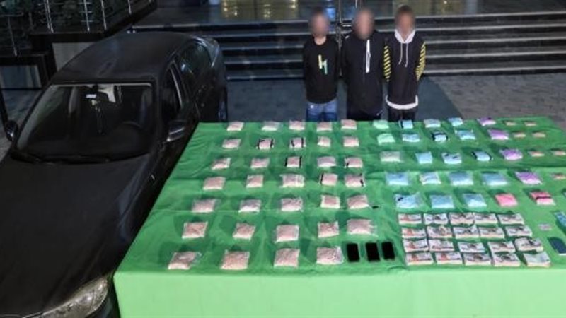 المتهمين و أمامهم المضبوطات 