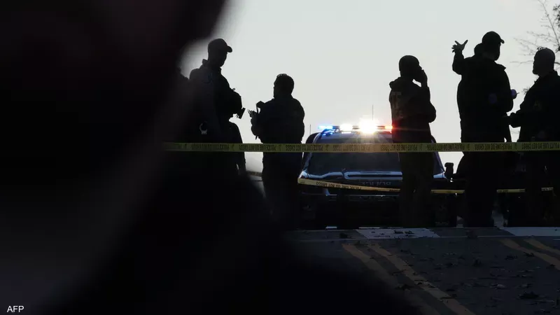تجمع أفراد من وكالات إنفاذ القانون الفيدرالية قرب الحادث