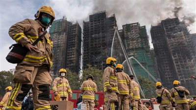 لليوم الثاني.. فرق الإطفاء تكافح حريق الأبراج السكنية في هونج كونج