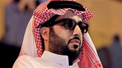 لحظة وصول تركي آل الشيخ مع عمرو دياب للعرض الخاص لفيلم 7DOGS