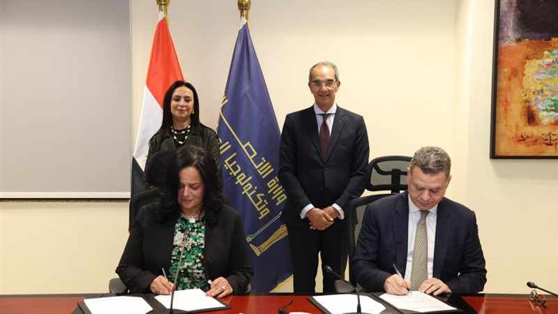وزير الاتصالات ووزيرة التضامن الاجتماعي 