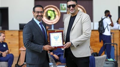 محمد موسى يُهدي درع النادي المصري لمسئولي السفارة المصرية بزامبيا