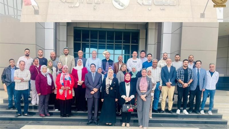 صورة تذكارية للحاضرين بالندوة 