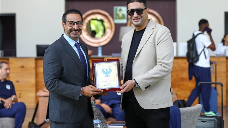 محمد موسى يُهدي درع المصري لمسئولي السفارة المصرية بزامبيا