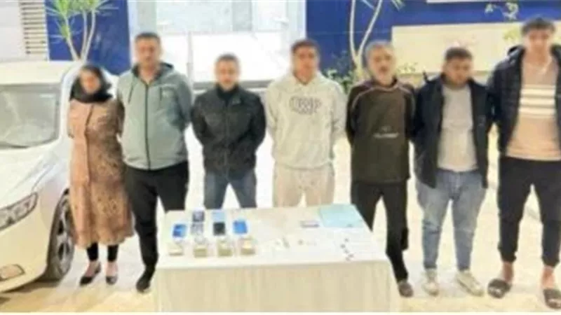 المتهمون عقب القبض عليهم