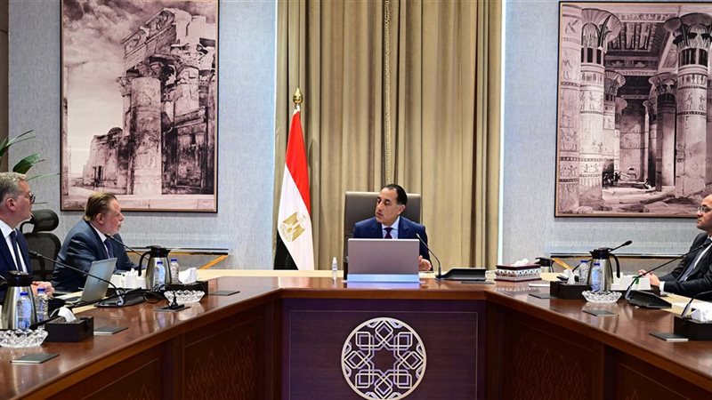 رئيس الوزراء خلال الاجتماع
