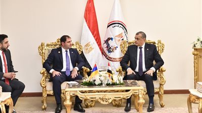 وزيرا الدولة للإنتاج الحربي ودفاع أرمينيا يناقشان موضوعات التعاون المشترك