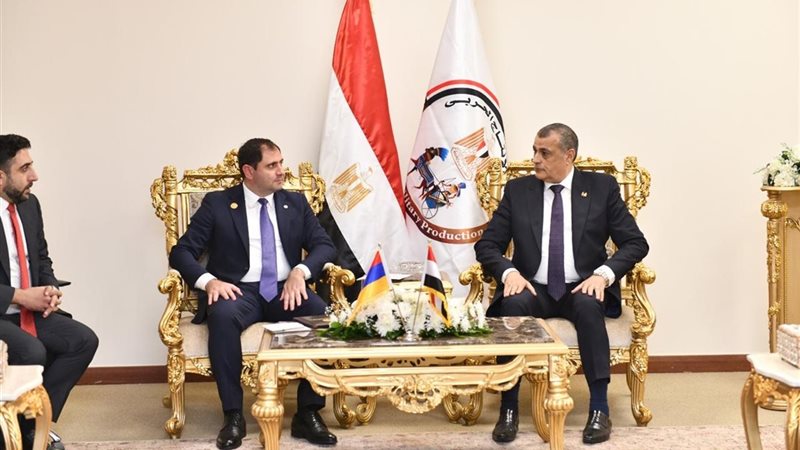 جانب من اجتماع وزيرا الدفاعي المصري وأرمينيا 