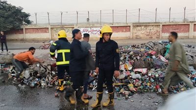 السيطرة على حريق سيارة محملة خردة في حادث انقلاب بمنطقة طره بدون خسائر