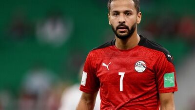  قميص الراحل أحمد رفعت يزين غرفة ملابس منتخب مصر قبل مواجهة الكويت .. صور