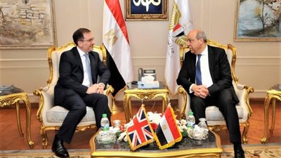 وزير الطيران المدني يبحث مع السفير البريطاني تعزيز الشراكة الإستراتيجية 