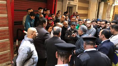 محافظ الدقهلية يوجه بصرف المساعدات لأسر الضحايا والمصابين بحريق سوق الخواجات 