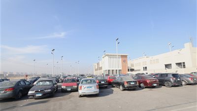 القطار الكهربائي يخطف الأنظار.. المواطنون يتركوا سياراتهم بالشروق(صور)