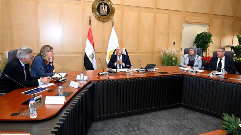 نائب رئيس مجلس الوزراء وزير الصناعة والنقل يبحث مع فولكس فاج