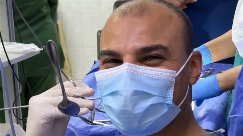 المعلقة مع الطبيب بعد استخراجها