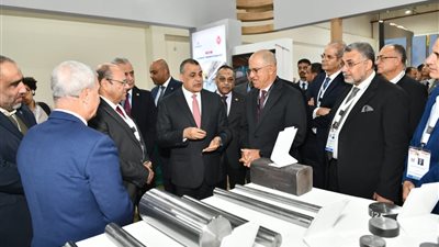 وزير الدولة للإنتاج الحربي يزور أجنحة عدد من الشركات المشاركة بمعرض 