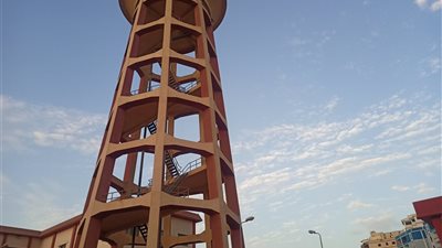 بعد ساعات من التوتر.. نزول ثلاثة موظفين من فوق صهريج مياه المحلة
