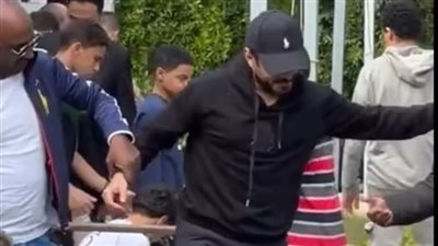 في صلاة الجمعة..أول ظهور لـ تامر حسني بعد استئصال جزء من الكلى