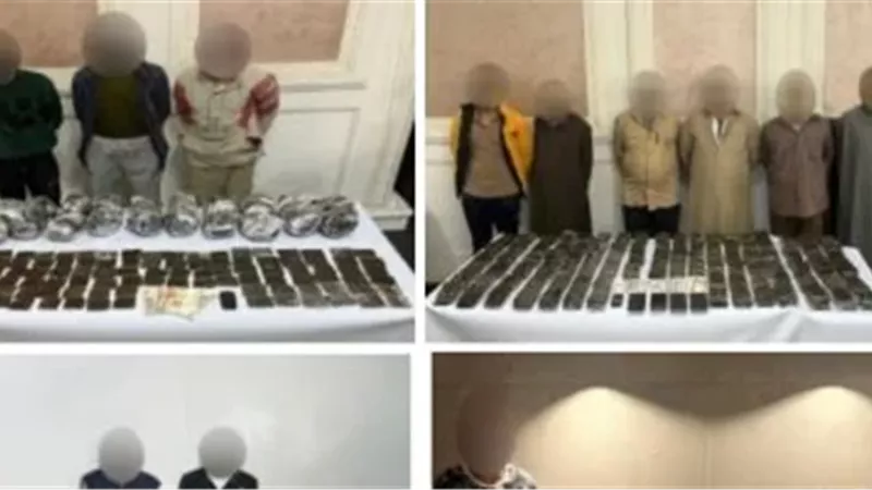 جانب من المتهمين و المضبوطات 