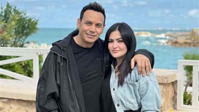 قبل طرحه رسميًا.. صور رومانسية لمصطفى قمر وزوجته في كليب جديد