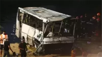 مصرع 9 أشخاص وإصابة 10 آخرين في حادث انقلاب حافلة في الجزائر