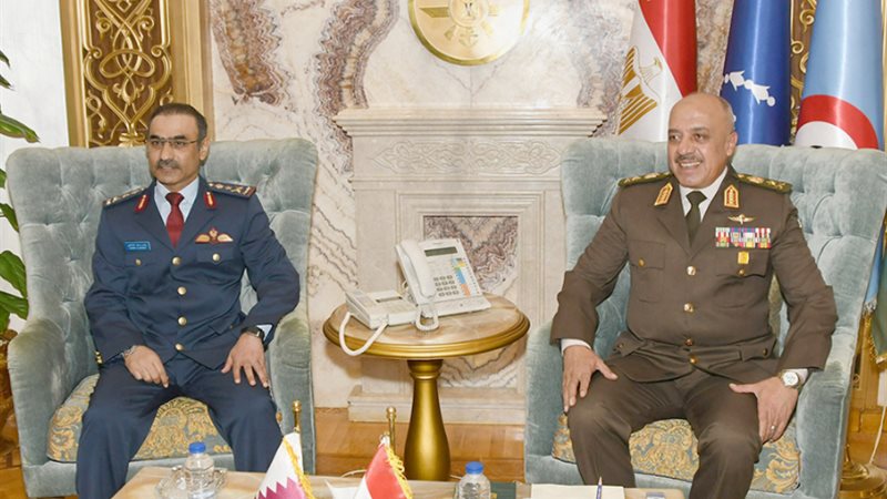 الفريق أحمد خليفة رئيس الأركان يلتقي نظيره القطري