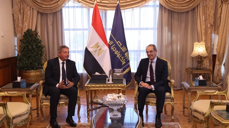 الدكتور عمرو طلعت وزير الاتصالات وتكنولوجيا المعلومات وخالد 