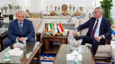 لتعزيز التعاون.. رئيس القابضة لمصر للطيران يلتقي سفير إيطاليا بالقاهرة