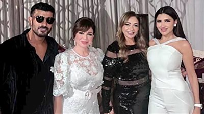 إلهام شاهين تجتمع بأصدقائها بمهرجان البحر الأحمر السينمائي