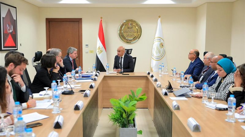 لقاء وزير التربية والتعليم مع وفد بنك الاستثمار الأوروبي