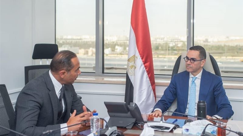 وزير الاستثمار  يبحث مع مجموعة 