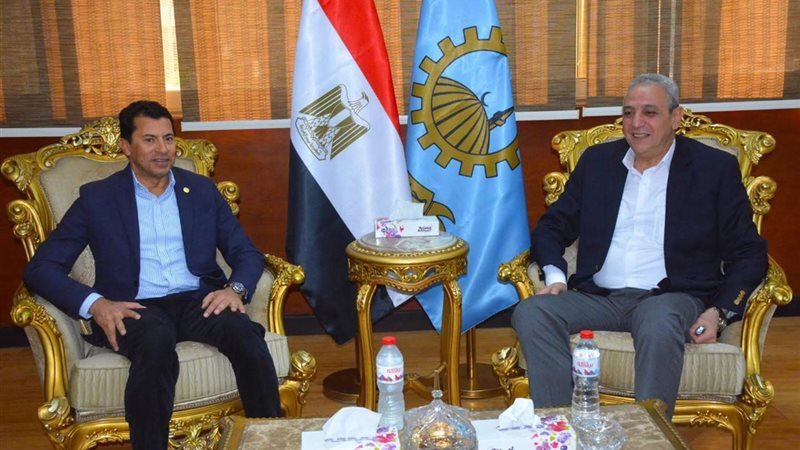صورة للمحافظ مع وزير الرياضة