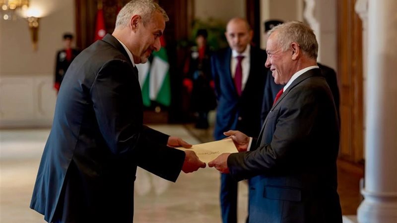 سفير مصر لدى الأردن يقدم أوراق اعتماده 