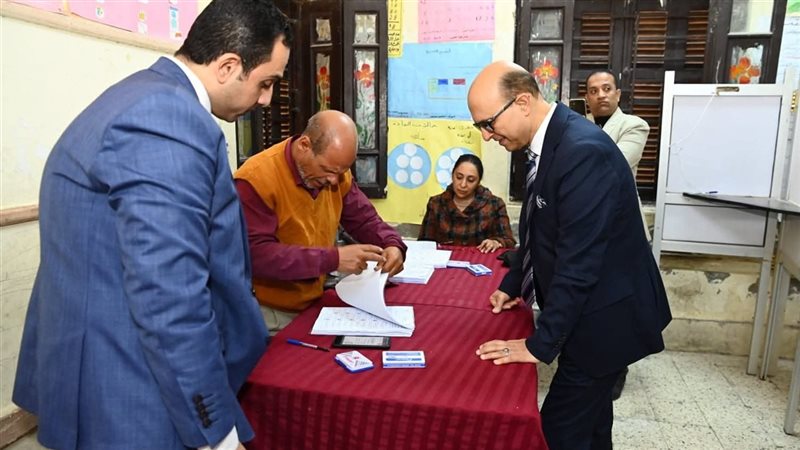 رئيس جامعة أسيوط يدلى بصوته