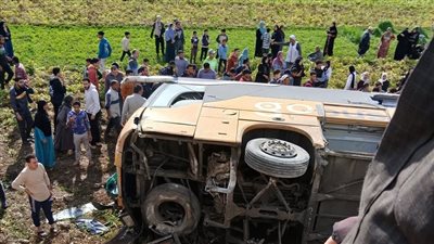 مصرع شخص وإصابة ثلاثة بانقلاب أتوبيس رحلات على طريق الحر بالغربية