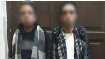 بملابس نسائية وصور خادشة.. شرطة الآداب تضبط متهمين بالإعلان عن الفجور 
