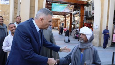محافظ أسوان يتفقد لجان انتخابات جولة الإعادة لمجلس النواب فى يومها الثانى