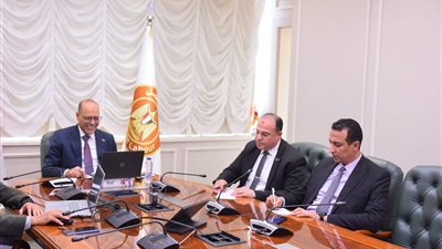 وزير العمل يشهد تسليم إعانات ومستحقات لأسر ضحايا ومصابي عمالة غير منتظمة