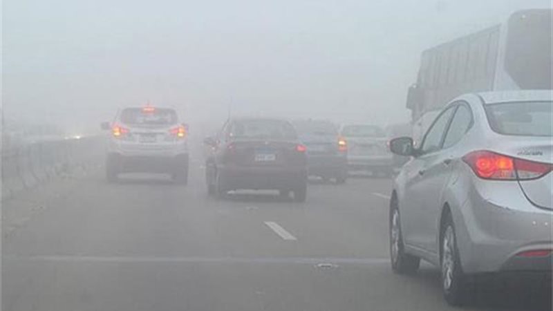 القيادة بحذر أثناء الأمطار لتجنب الحوادث على الطرق المبتلة